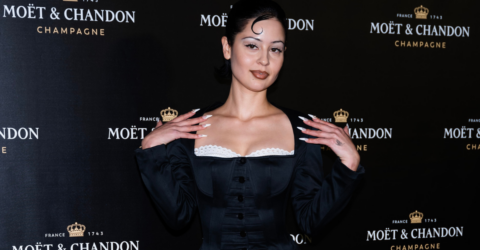Alexa Demie revine în Euphoria cu o rochie Ed Hardy susținută de două bretele