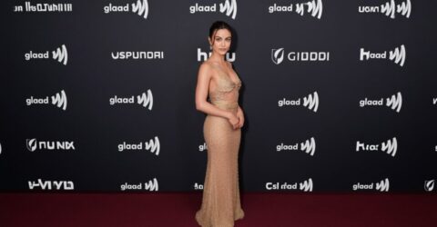 Camila Mendes uimește într-o ținută albă cu un decupaj îndrăzneț la evenimentul său