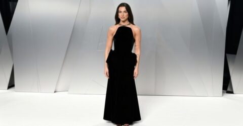 Dua Lipa anunta vara intr-un bikini Oseree minuscul acoperit de paiete