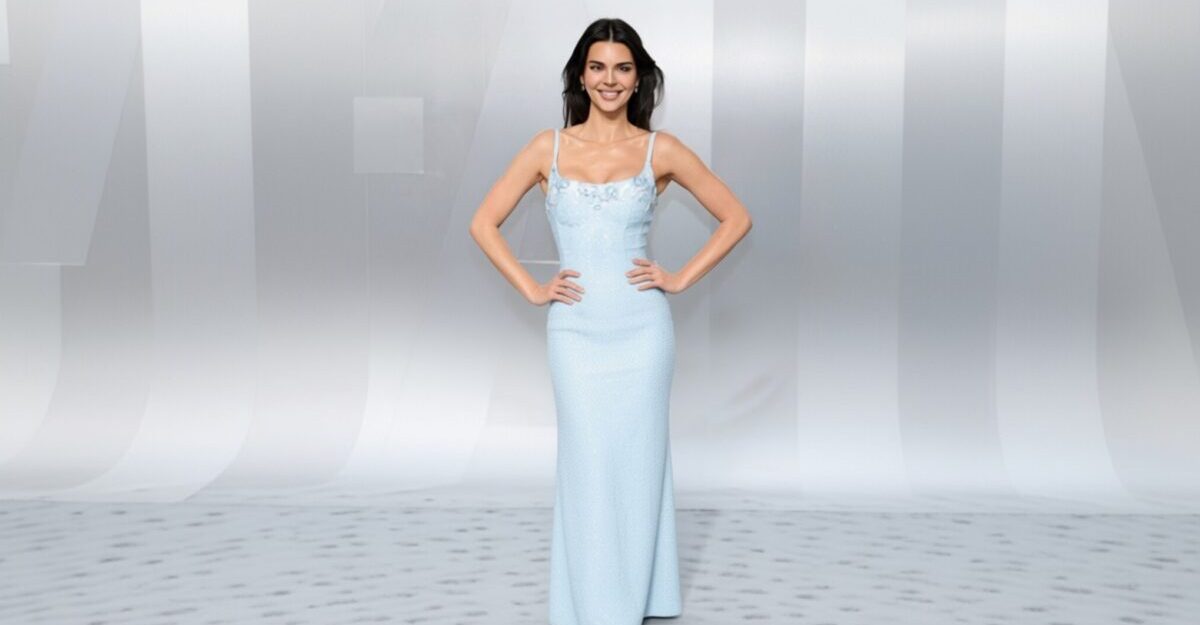Kendall Jenner a uimit la petrecerea Vanity Fair cu o rochie albastră spectaculoasă