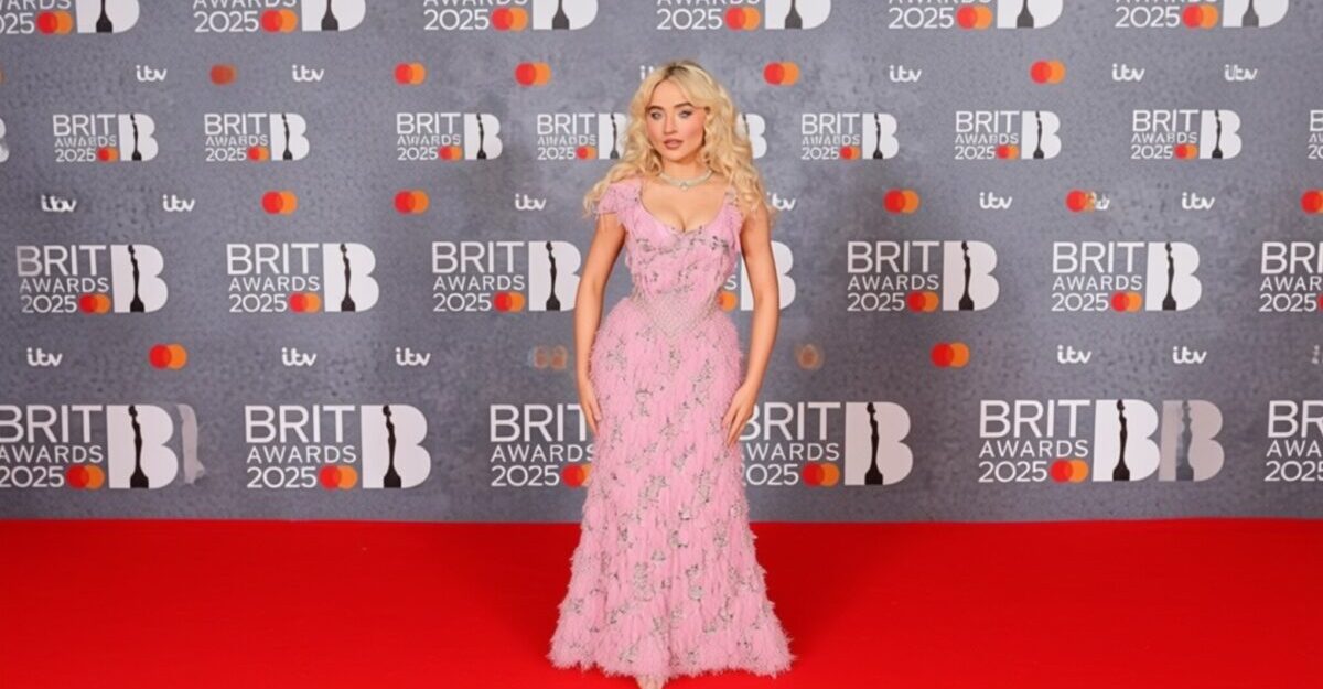 Sabrina Carpenter transformă o eșarfă din anii ’70 într-un top îndrăzneț în Brazilia