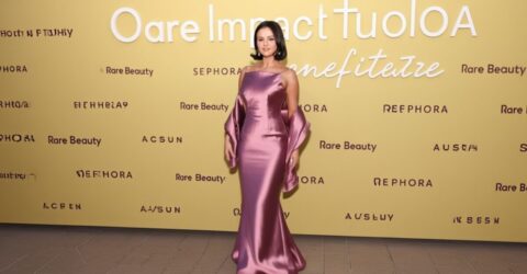 Selena Gomez uimeste intr-un crop top indraznet la o sesiune de shopping