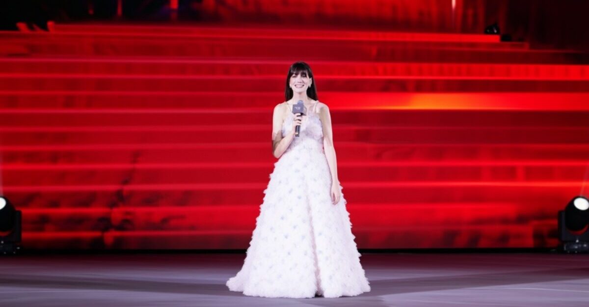 Anne Hathaway, apariție spectaculoasă într-o rochie transparentă cu trifoi norocos