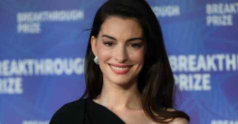 Anne Hathaway uimește într-o ținută Alaia minusculă pe coperta Vogue Australia