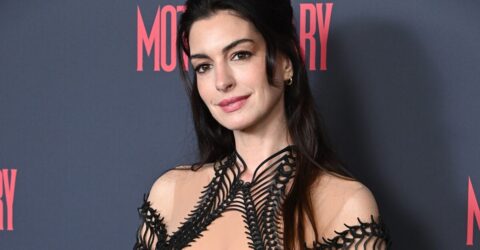 Anne Hathaway renunță la top pentru Vogue Australia și pozează în pantaloni Chanel