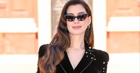 Anne Hathaway poartă o rochie transparentă cu un petic roșu în formă de inimă