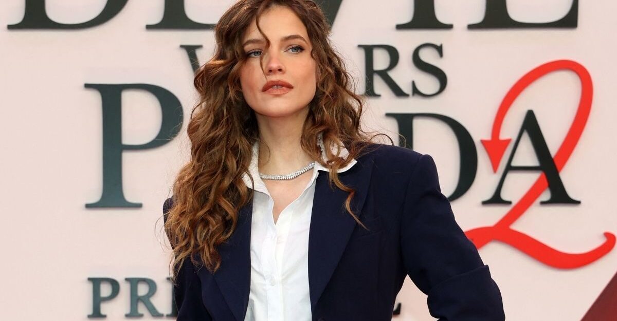Barbara Palvin a incins internetul cu fusta din franjuri la premiera unui film