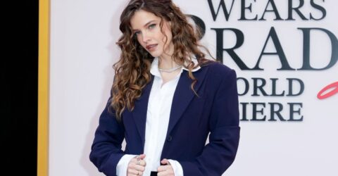 Barbara Palvin uimește într-o fustă de 39 de dolari la premiera unui film