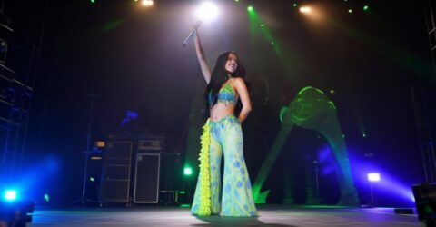 Becky G a șocat la Coachella 2026 cu pantaloni complet transparenți și un top-bikini