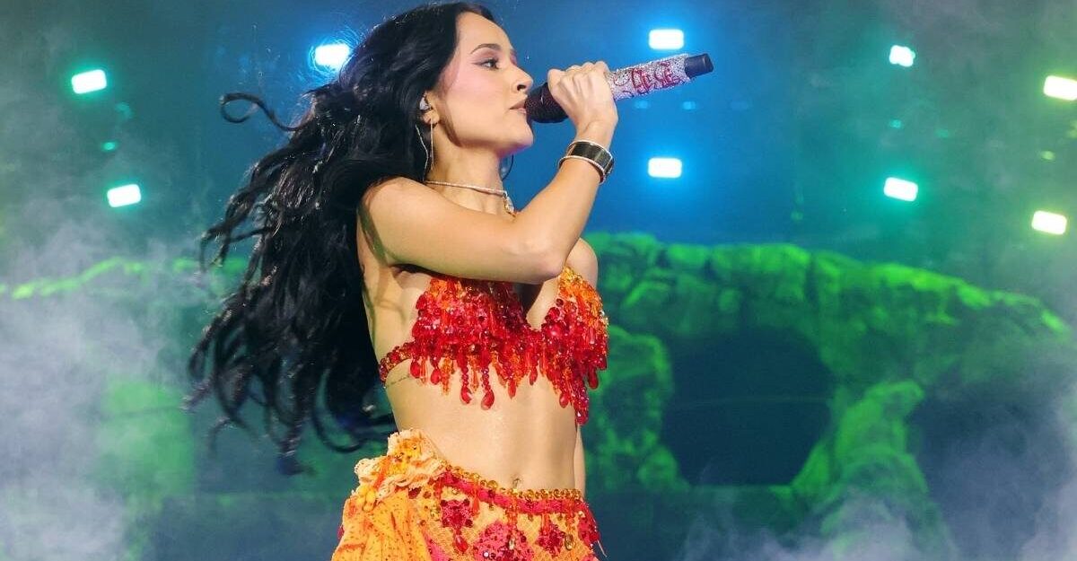 Becky G a încins Coachella 2026 cu pantaloni complet transparenți