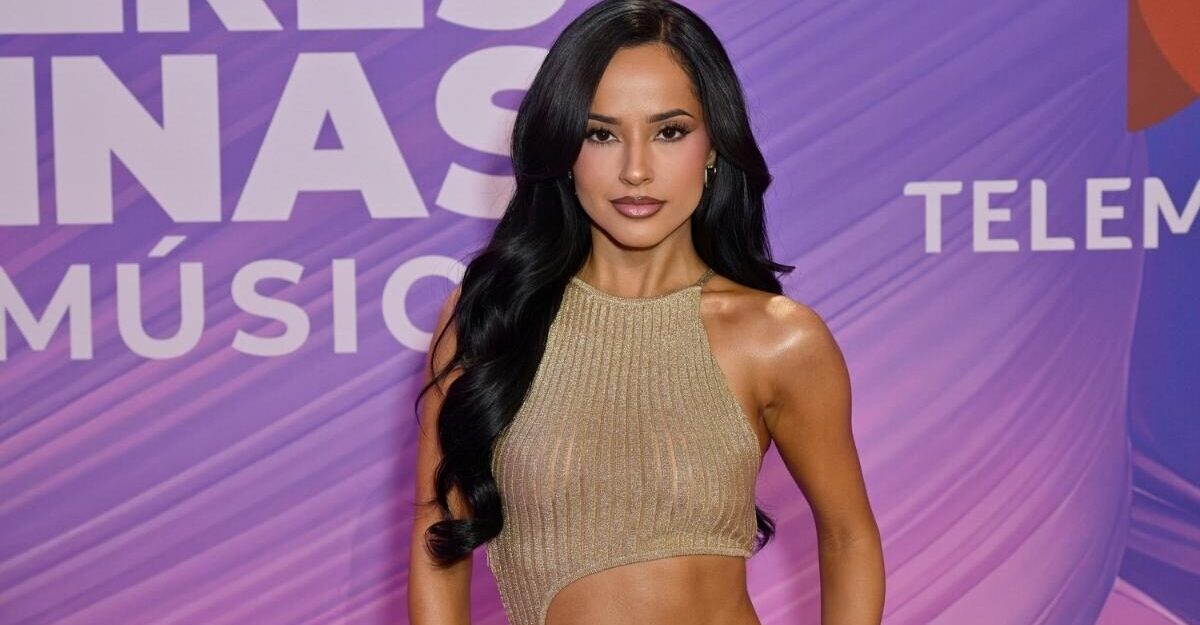 Becky G uimeste la Billboard intr-o rochie complet transparenta cu decupaj indraznet
