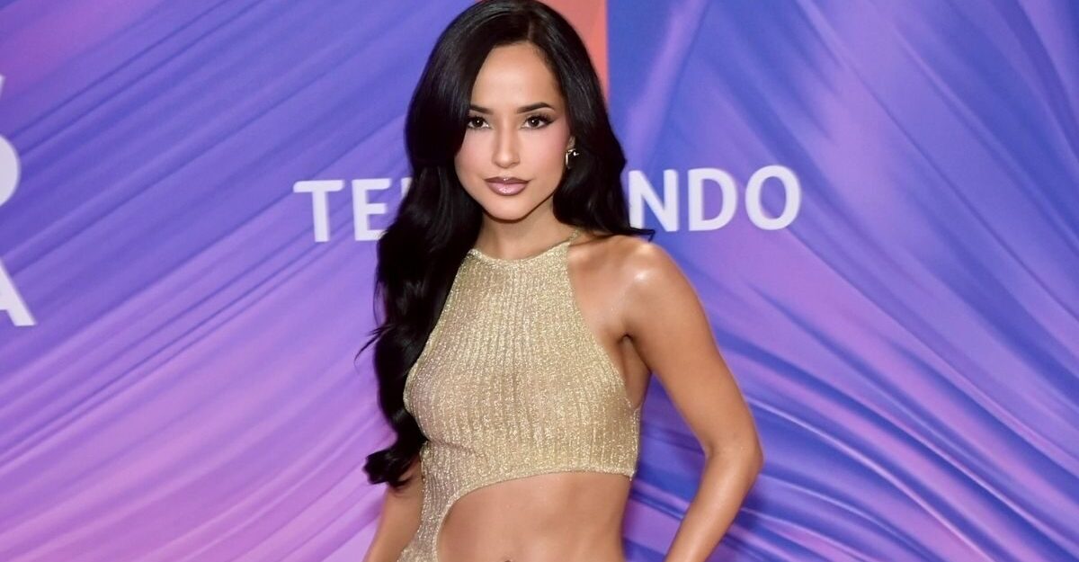 Becky G uimește la 29 de ani cu o rochie aurie cu șliț până la talie