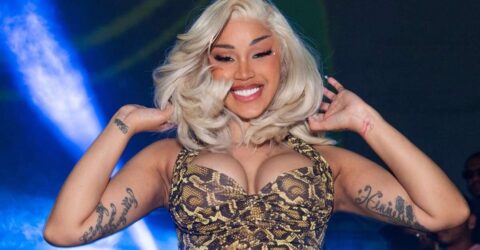 Cardi B isi etaleaza abdomenul si noile piercinguri intr-un top indraznet