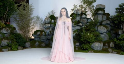 Charli XCX pozeaza intr-o rochie Valentino complet transparenta pentru Vogue
