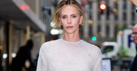Charlize Theron uimește în New York cu un top Bottega Veneta complet transparent