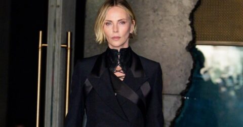 Charlize Theron uimește într-un top Alexander McQueen cu un decupaj unic