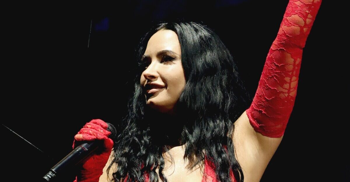 Demi Lovato își lasă la vedere lenjeria intimă în blugi cu talie extrem de joasă