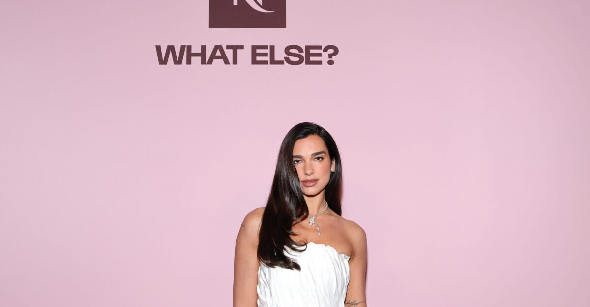 Dua Lipa își etalează abdomenul într-un selfie îndrăzneț după safariul din Africa
