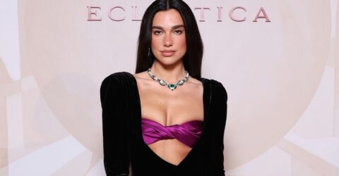 Dua Lipa uimește într-un sacou Gucci prins într-un singur nasture metalic