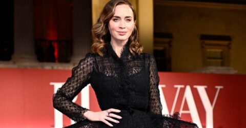 Emily Blunt uimește într-o ținută Valentino complet transparentă la Londra