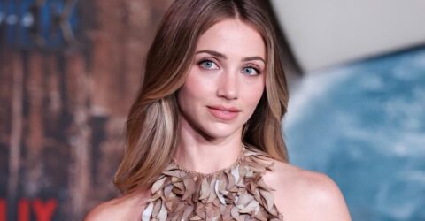 Emily Rudd la 33 de ani incinge internetul intr-un top lucios si pantaloni scurti