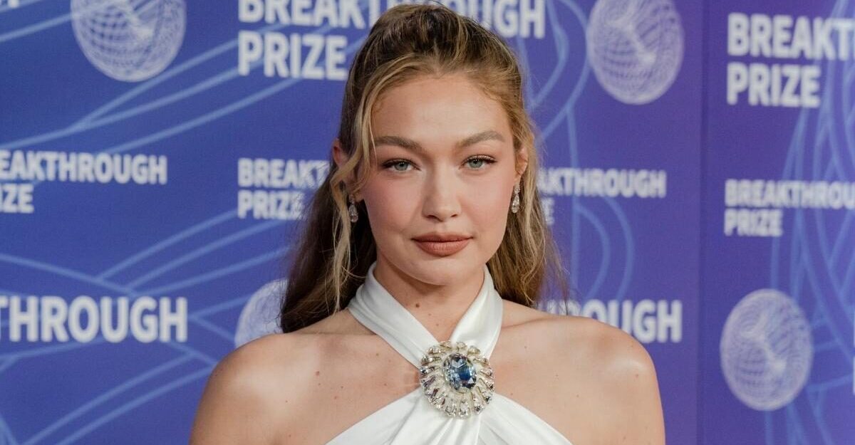 Gigi Hadid a uimit la Premiile Breakthrough într-o rochie albă spectaculoasă