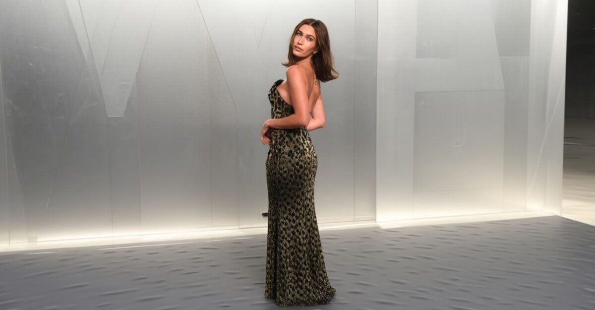 Hailey Bieber uimește într-o rochie Dior complet transparentă din dantelă
