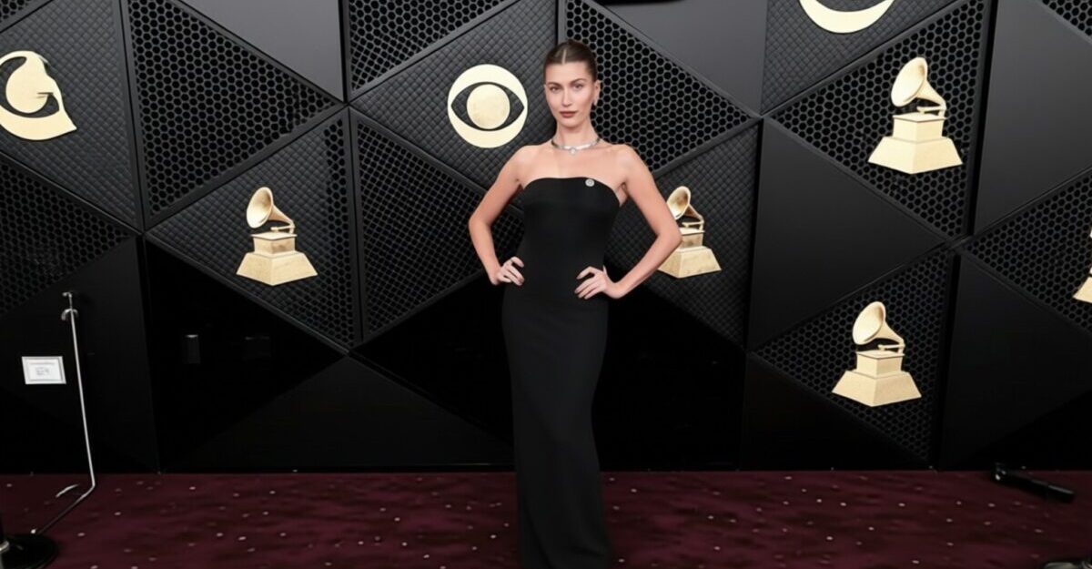 Hailey Bieber pozează într-o rochie micro din piele de la Hermès