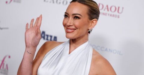 Hilary Duff incinge Instagramul intr-un top si colanti pentru noua colaborare