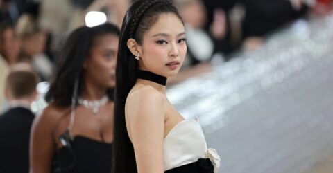 Jennie de la Blackpink renunță la pantaloni pentru o jachetă din latex