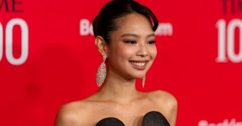Jennie de la Blackpink uimește la Gala TIME100 într-o rochie Schiaparelli îndrăzneață