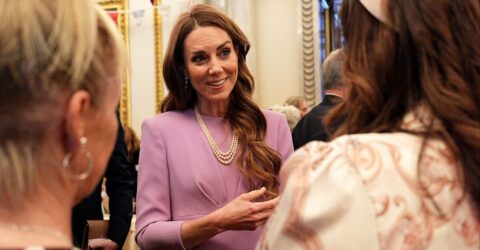 Kate Middleton poartă colierul Reginei Elisabeta la aniversarea de 100 de ani