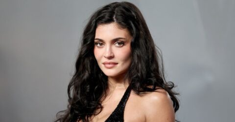 Kylie Jenner uimește într-o rochie micro corset pentru noua campanie Kylie Cosmetics