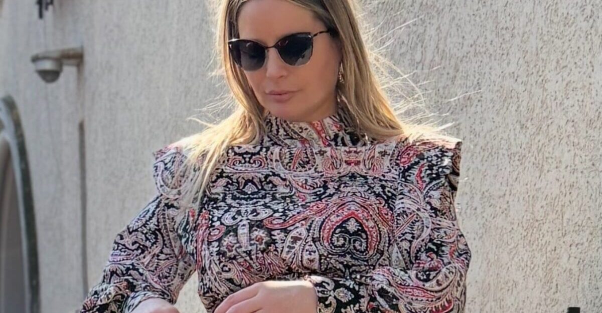 Laura Cosoi, însărcinată a cincea oară la 44 de ani, mesaj într-o rochie second-hand