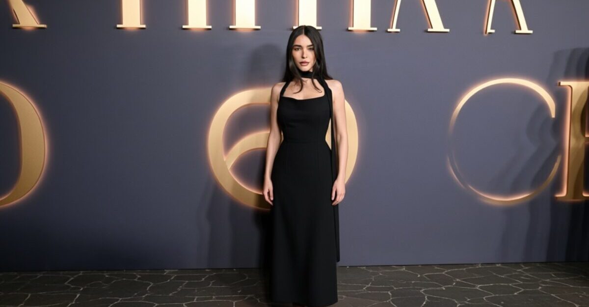 Madison Beer uimeste intr-un corset Salih Balta purtat peste o fusta micro