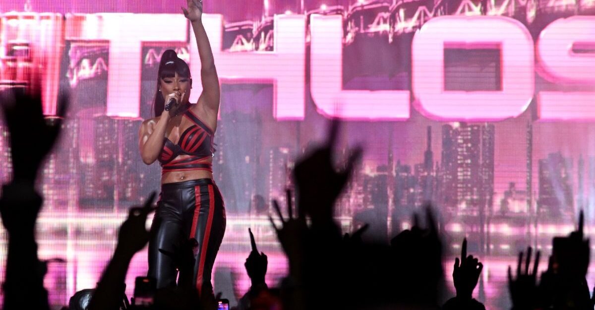 Megan Thee Stallion uimește în New York într-un catsuit îndrăzneț după despărțire