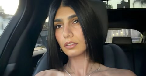 Mia Khalifa, apariție incendiară în halat de baie. A strâns 379.000 de like-uri