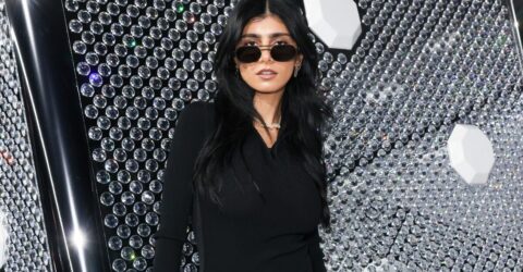 Mia Khalifa a uimit într-o rochie mini cu imprimeu Cillian Murphy