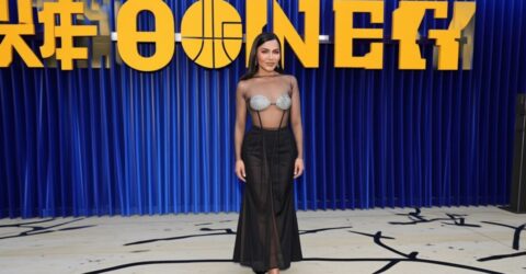 Mindy Kaling atrage toate privirile cu o rochie transparentă la premiera Netflix