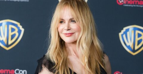 Nicole Kidman uimește într-o rochie neagră cu șliț până la coapsă