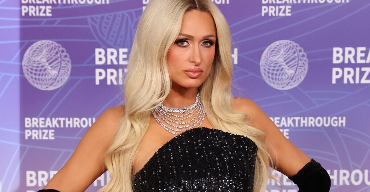 Paris Hilton a uimit la 45 de ani într-un corset Sophie Couture acoperit de pietre