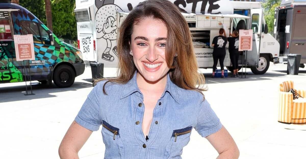 Rachel Sennott face furori într-un bikini cu tigru înainte de noul ei film