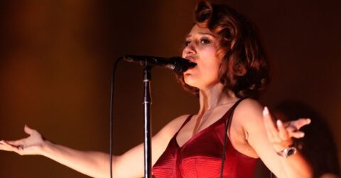 Raye a uimit la Stephen Colbert într-o rochie Carolina Herrera spectaculoasă