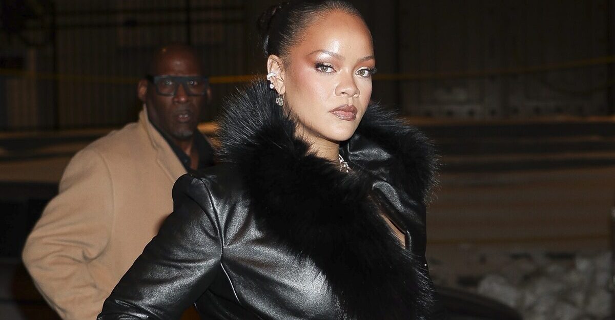 Rihanna transformă un palton Dior în rochie cu un șliț spectaculos pentru W Magazine