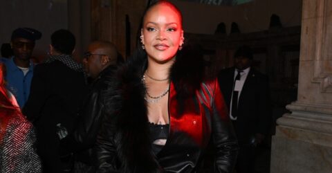Rihanna incinge internetul cu o fusta micro si un decupaj provocator