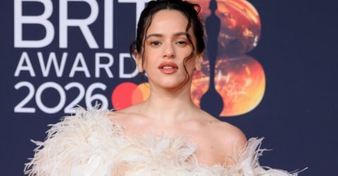 Rosalia duce dramatismul la maxim pentru Calvin Klein cu o fustă cu șliț periculos
