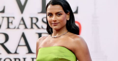 Simone Ashley a strălucit într-o rochie mini la premiera Diavolul se îmbracă de la Prada 2
