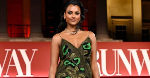 Simone Ashley incinge atmosfera in noul bikini Burberry x Hunza G