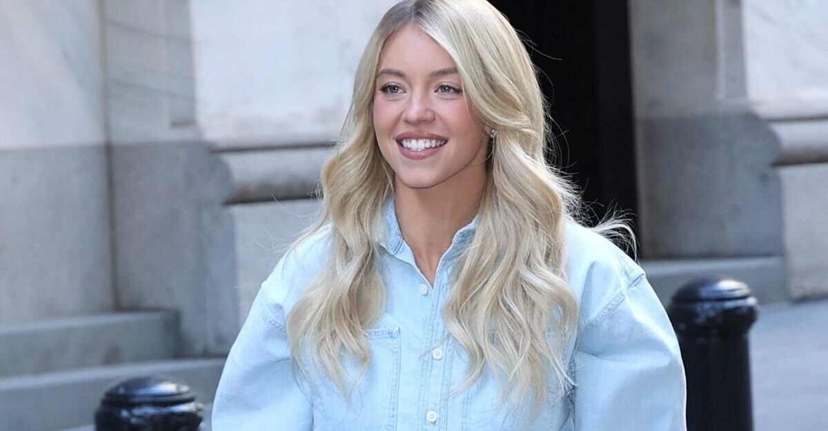 Sydney Sweeney isi transforma blugii in pantaloni micro pentru American Eagle