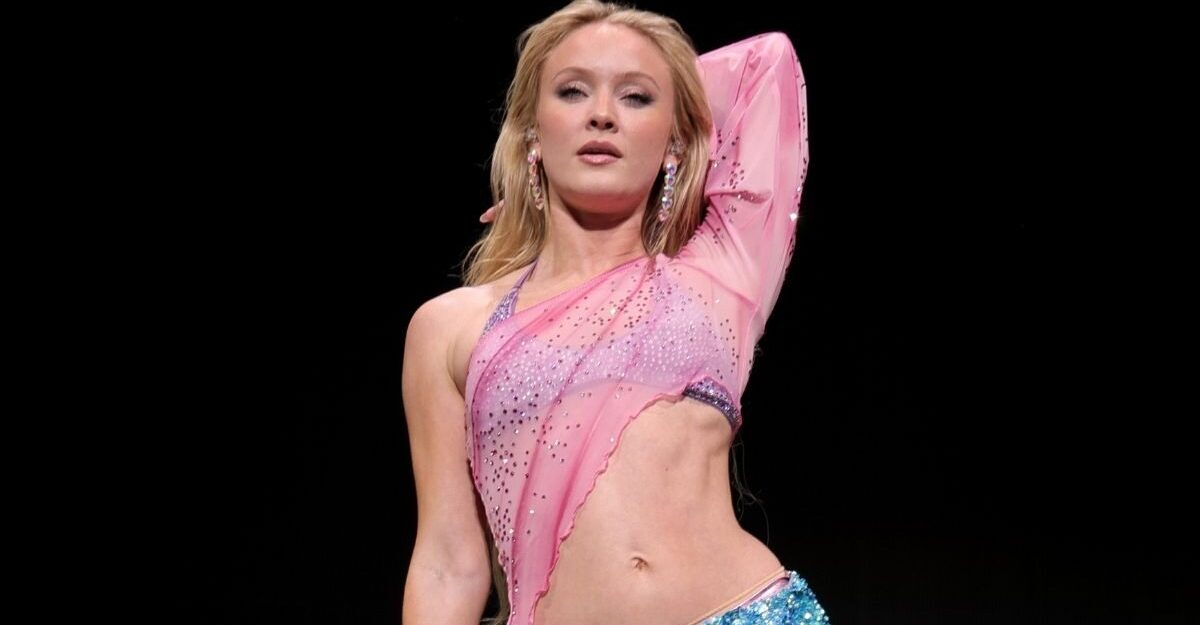 Zara Larsson uimește într-un costum de baie de 114 dolari de la brandul ei
